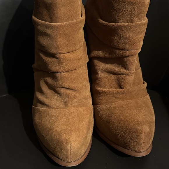 Elegant Tan Suede Heeled Boots - Picture 4 of 4
